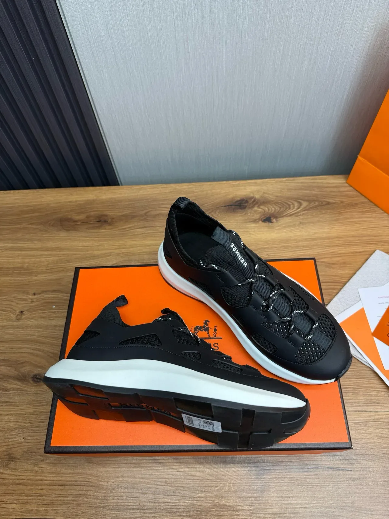 Hermès Oran Sneaker Noir et Blanc Sneakers Lifestyle 4