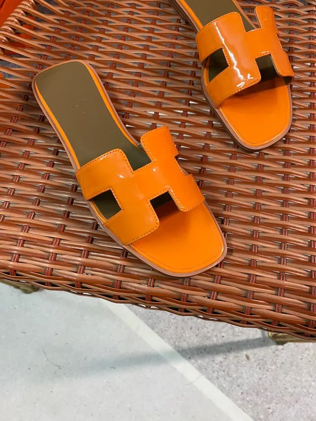 Hermès Orange Marron Cuir Patenté Brillant Sangle en Forme de H Chaussons 2