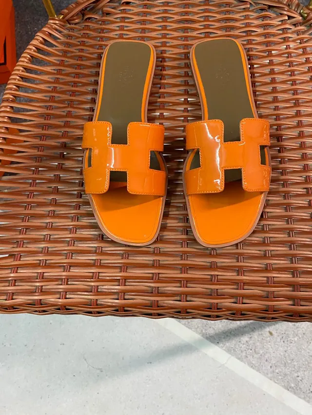 Hermès Orange Marron Cuir Patenté Brillant Sangle en Forme de H Chaussons 3