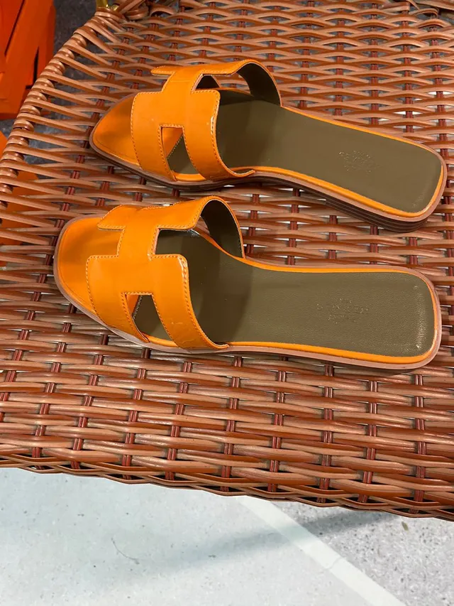 Hermès Orange Marron Cuir Patenté Brillant Sangle en Forme de H Chaussons 4