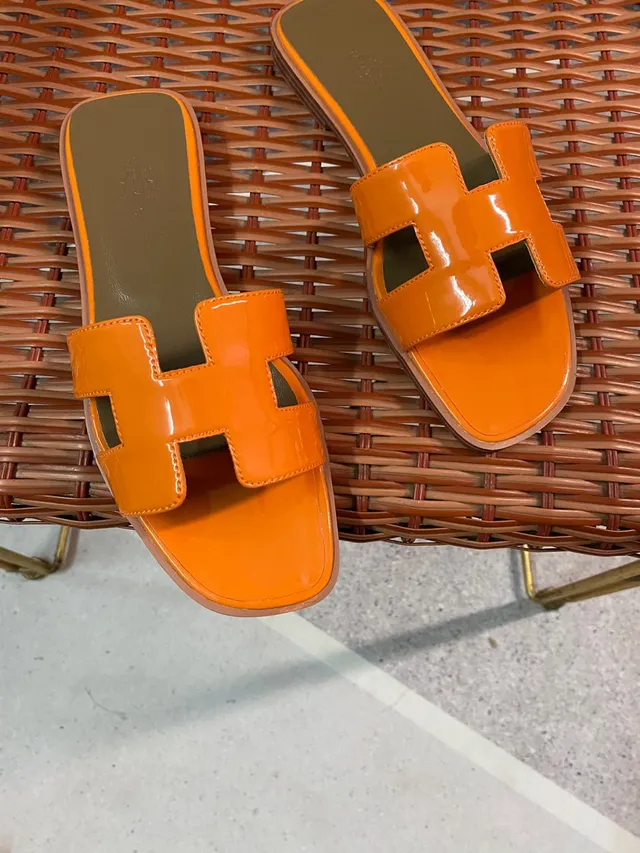 Hermès Orange Marron Cuir Patenté Brillant Sangle en Forme de H Chaussons 5