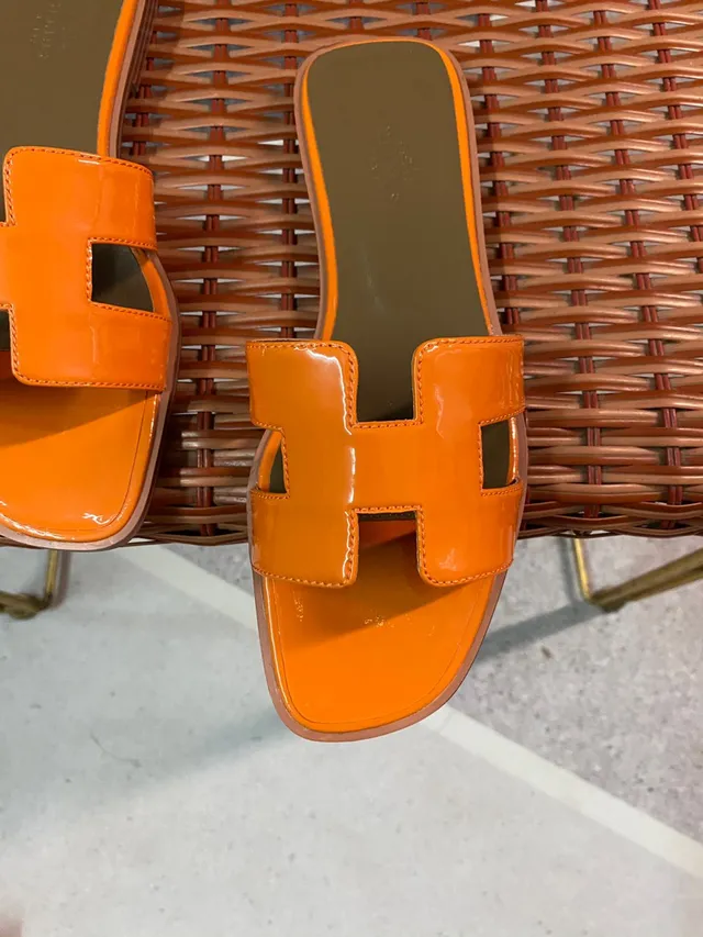 Hermès Orange Marron Cuir Patenté Brillant Sangle en Forme de H Chaussons 6