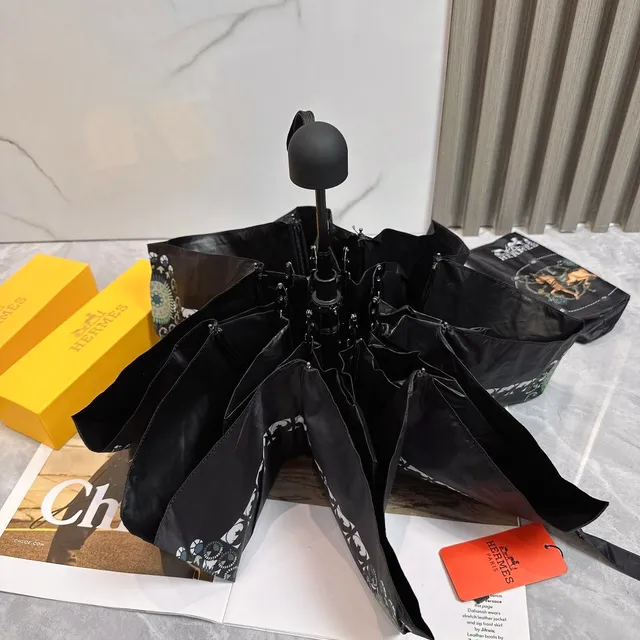 Hermès Parapluie Bolsa preta e dourada estampada com lenço de seda motivo equestre 4
