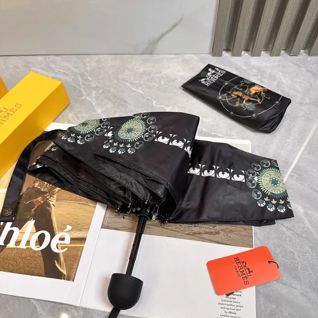 Hermès Parapluie Bolsa preta e dourada estampada com lenço de seda motivo equestre 6