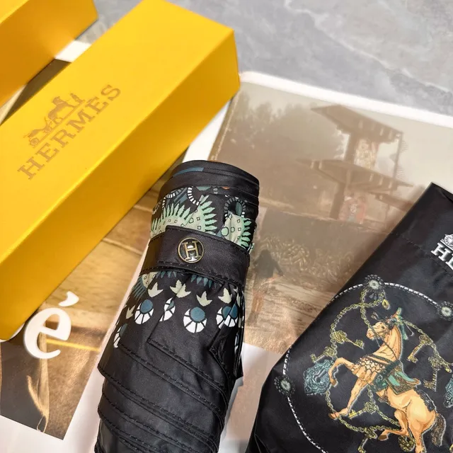 Hermès Parapluie Bolsa preta e dourada estampada com lenço de seda motivo equestre 7