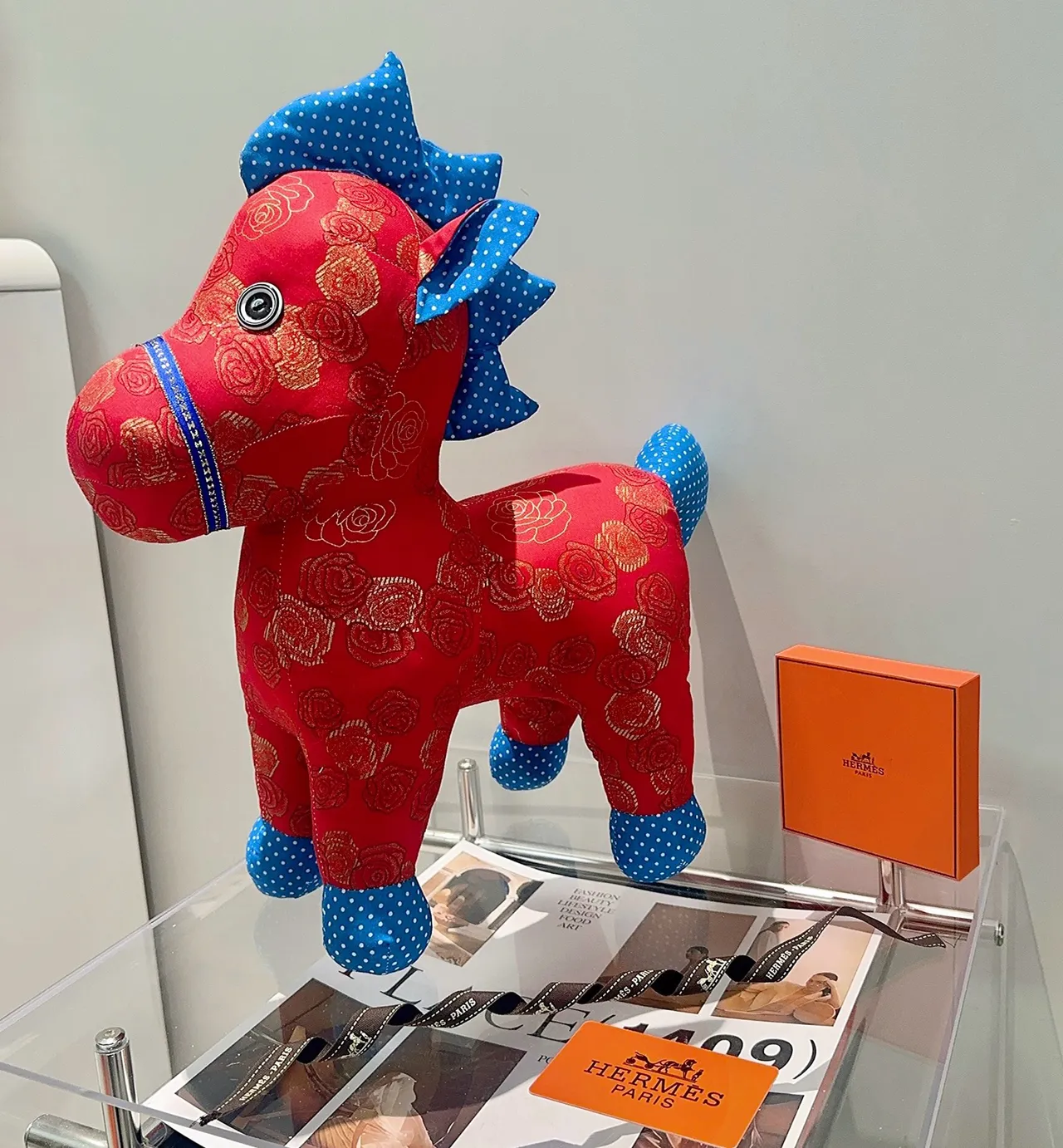 Hermès Sac à main cheval en peluche rouge bleu motif jacquard rose 2