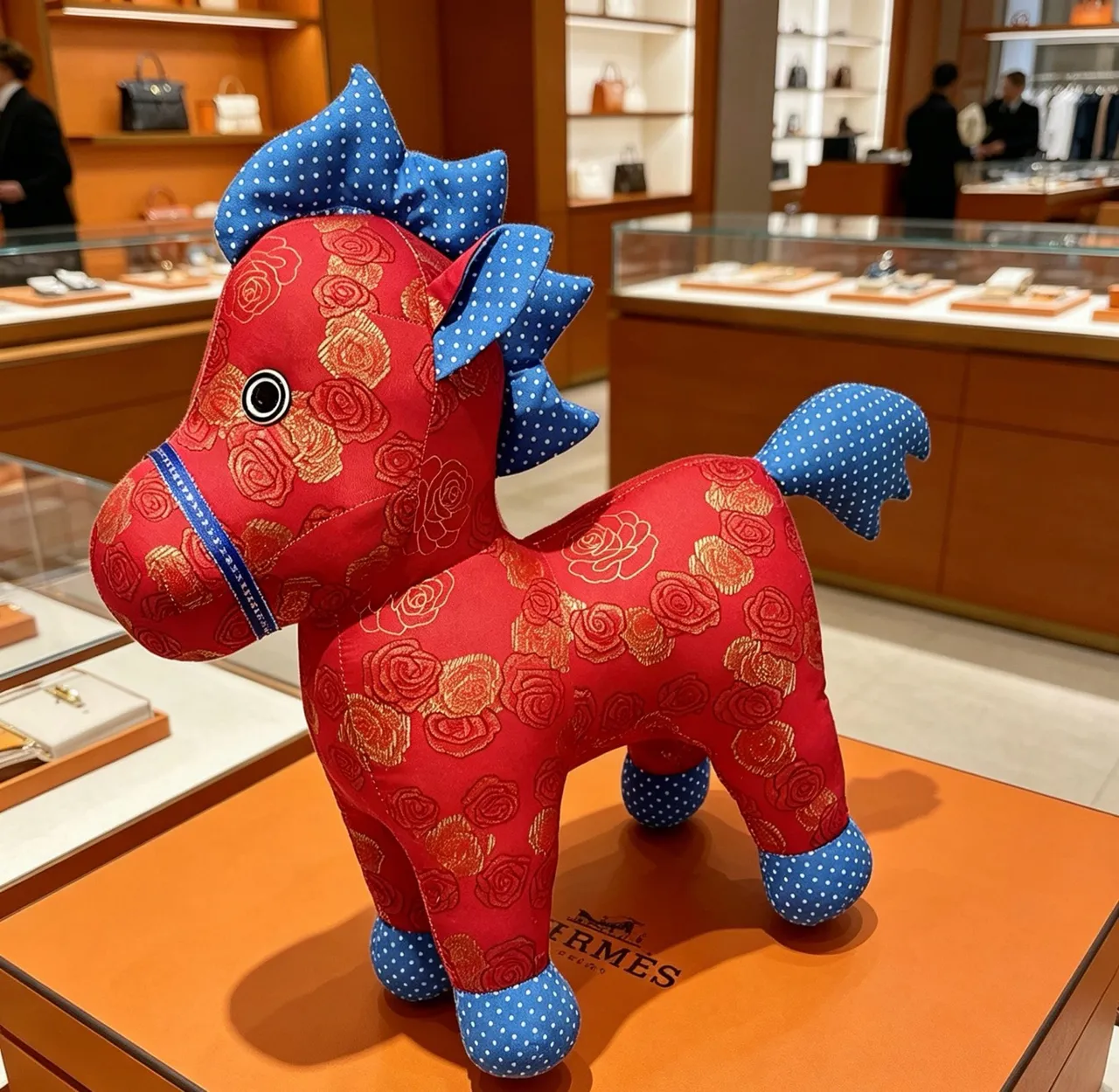 Hermès Sac à main cheval en peluche rouge bleu motif jacquard rose 4