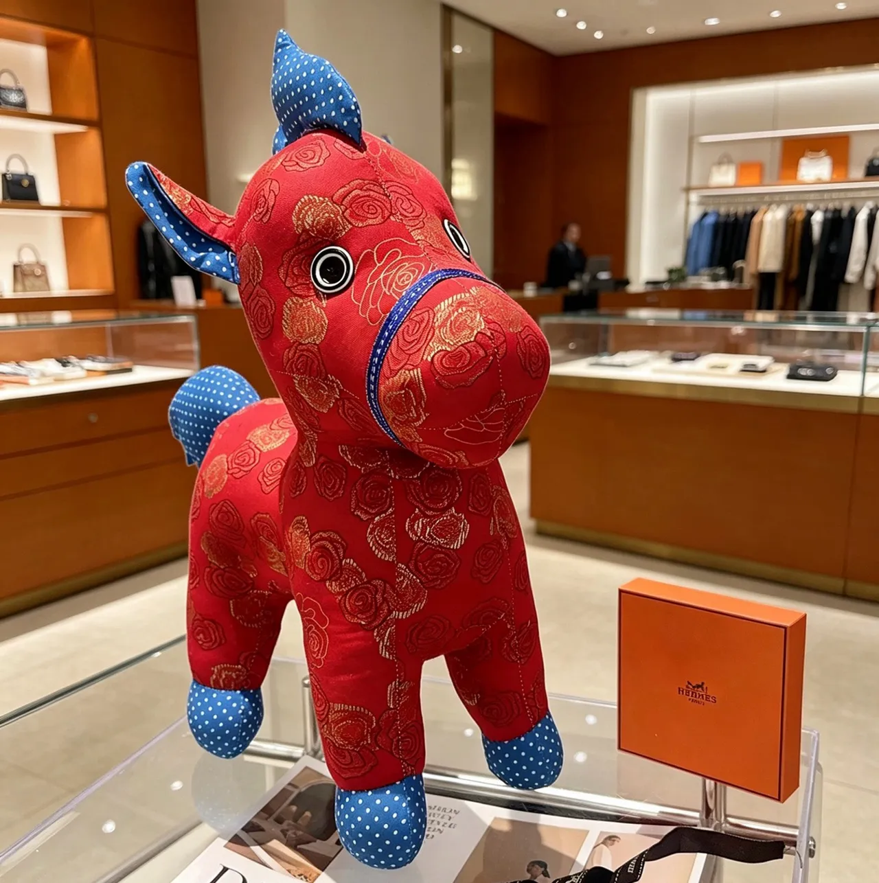 Hermès Sac à main cheval en peluche rouge bleu motif jacquard rose 5