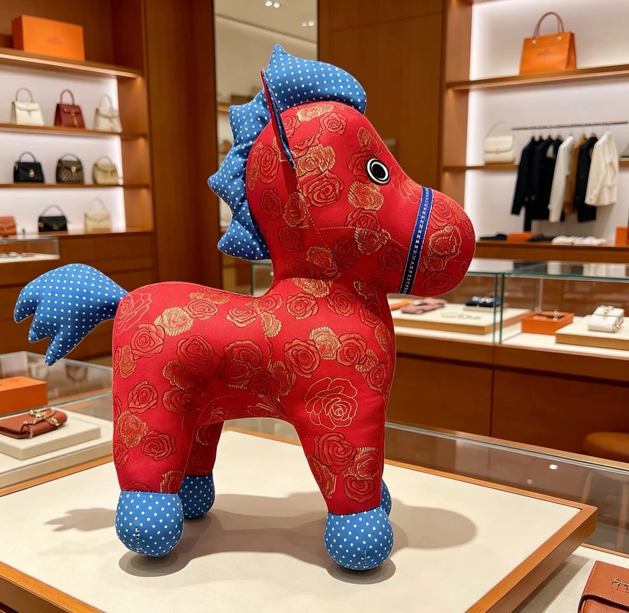 Hermès Sac à main cheval en peluche rouge bleu motif jacquard rose 6