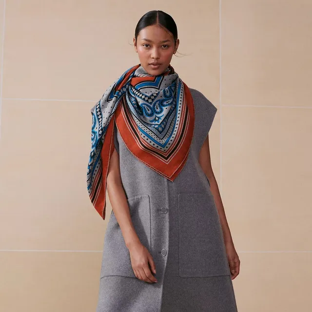 Hermès Pañuelo de Seda Rojo Multicolor Impresión Geométrica Doble Cara 3