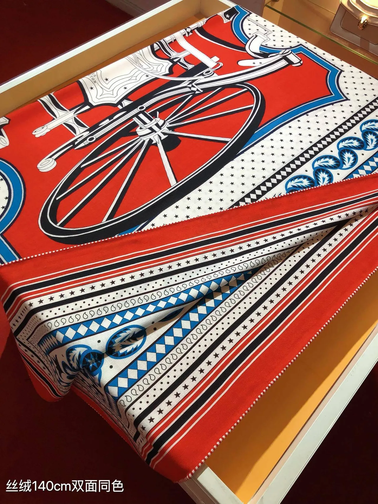 Hermès Pañuelo de Seda Rojo Multicolor Impresión Geométrica Doble Cara 7