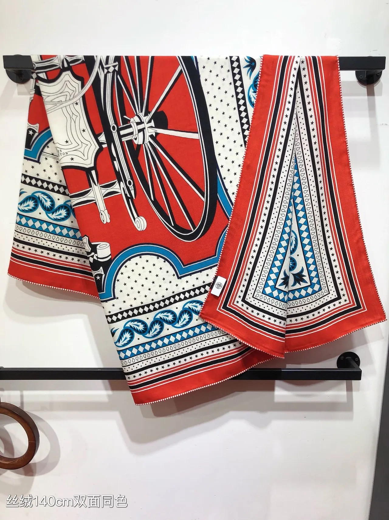 Hermès Pañuelo de Seda Rojo Multicolor Impresión Geométrica Doble Cara 9
