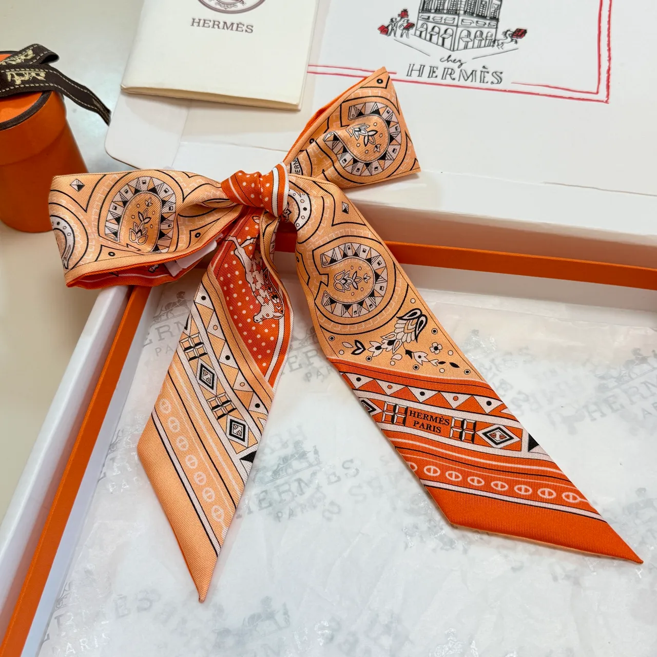 Hermès Twilly Orange Beige Étroit Imprimé Motifs Paisley Et Équestres Écharpe de Soie 2