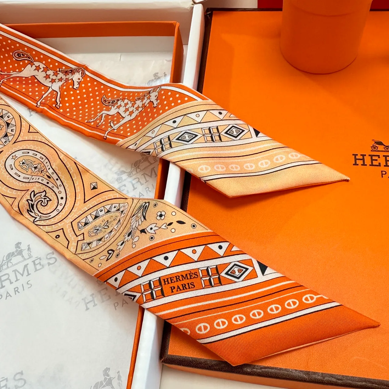 Hermès Twilly Orange Beige Étroit Imprimé Motifs Paisley Et Équestres Écharpe de Soie 3