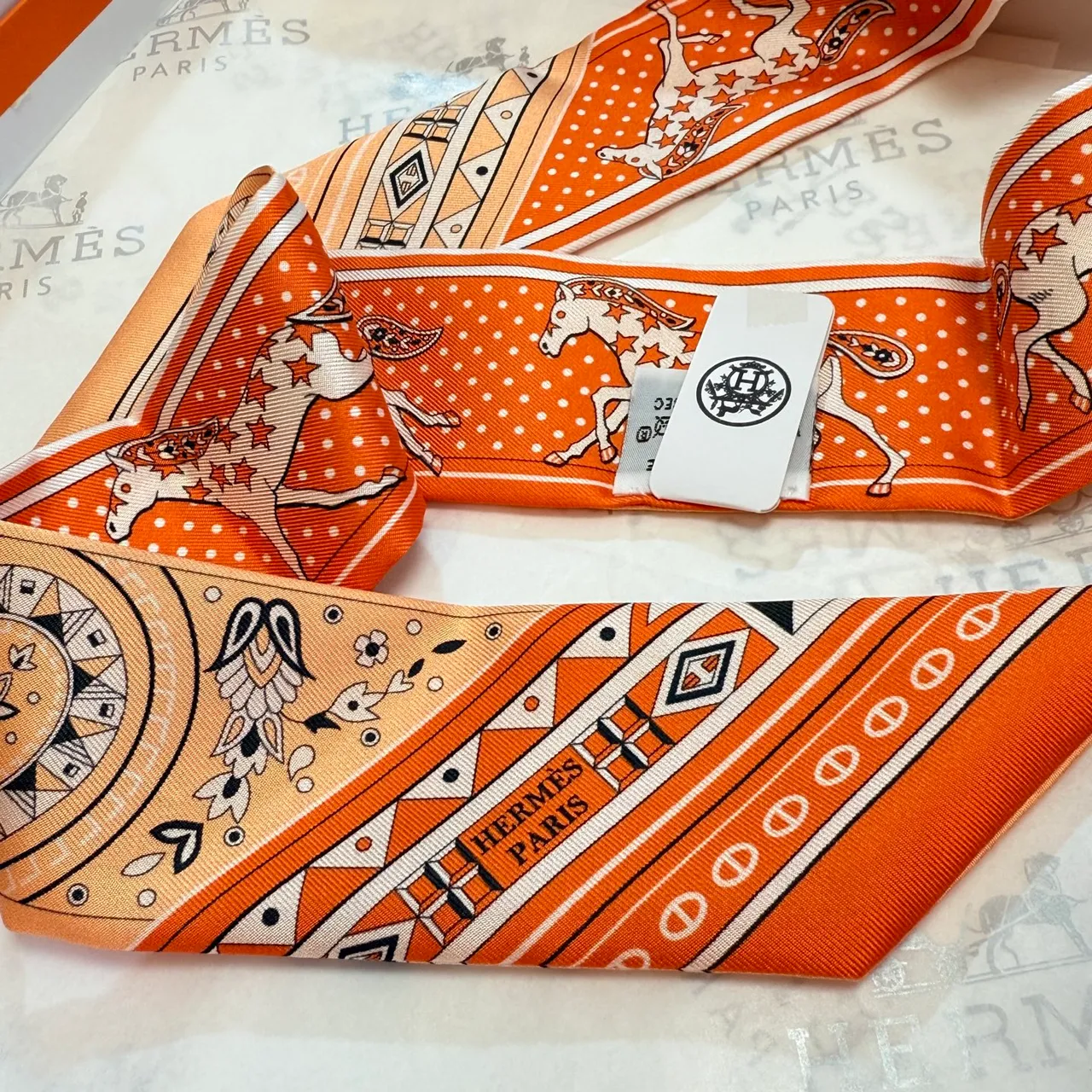 Hermès Twilly Orange Beige Étroit Imprimé Motifs Paisley Et Équestres Écharpe de Soie 4