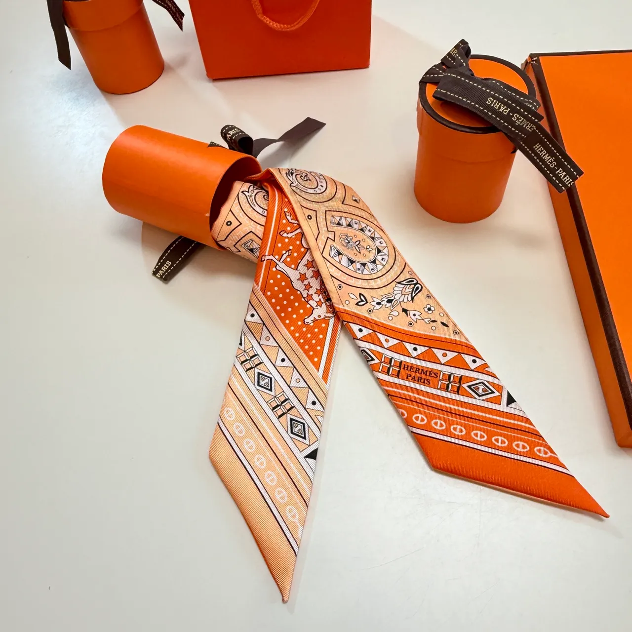 Hermès Twilly Orange Beige Étroit Imprimé Motifs Paisley Et Équestres Écharpe de Soie 5