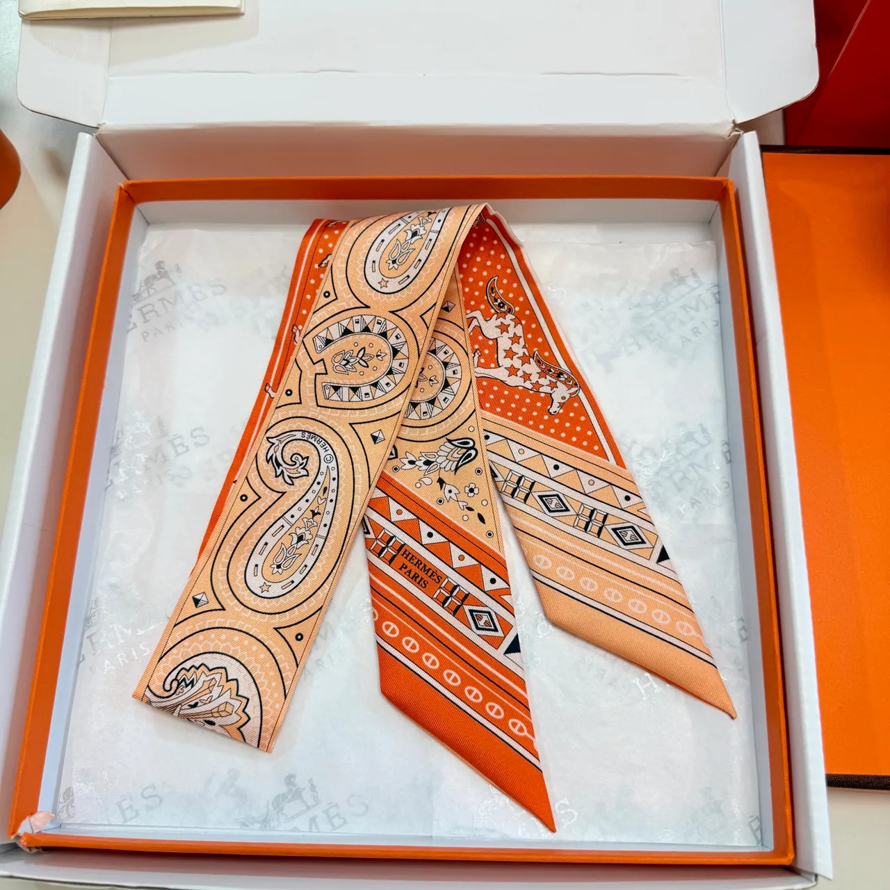 Hermès Twilly Orange Beige Étroit Imprimé Motifs Paisley Et Équestres Écharpe de Soie 6