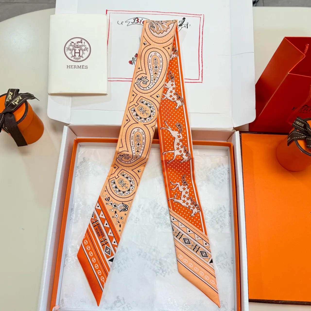 Hermès Twilly Orange Beige Étroit Imprimé Motifs Paisley Et Équestres Écharpe de Soie 7