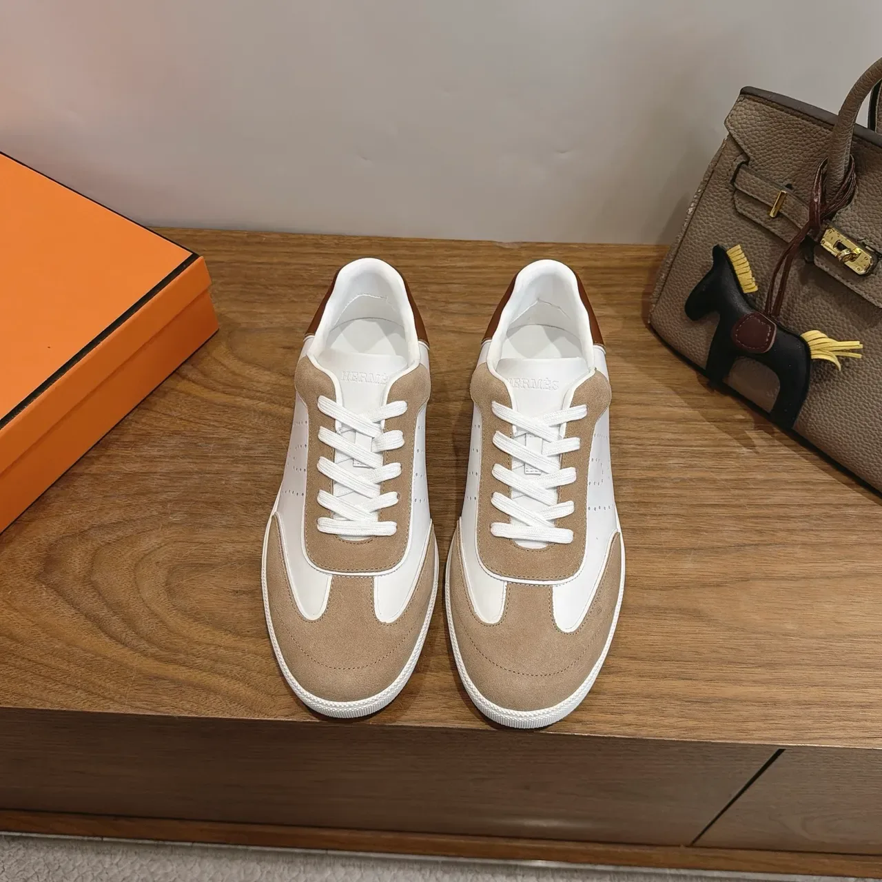 Hermès সাদা এবং বেইজ প্যানেলড চামড়া সুয়েড লাইফস্টাইল স্নিকার্স 4