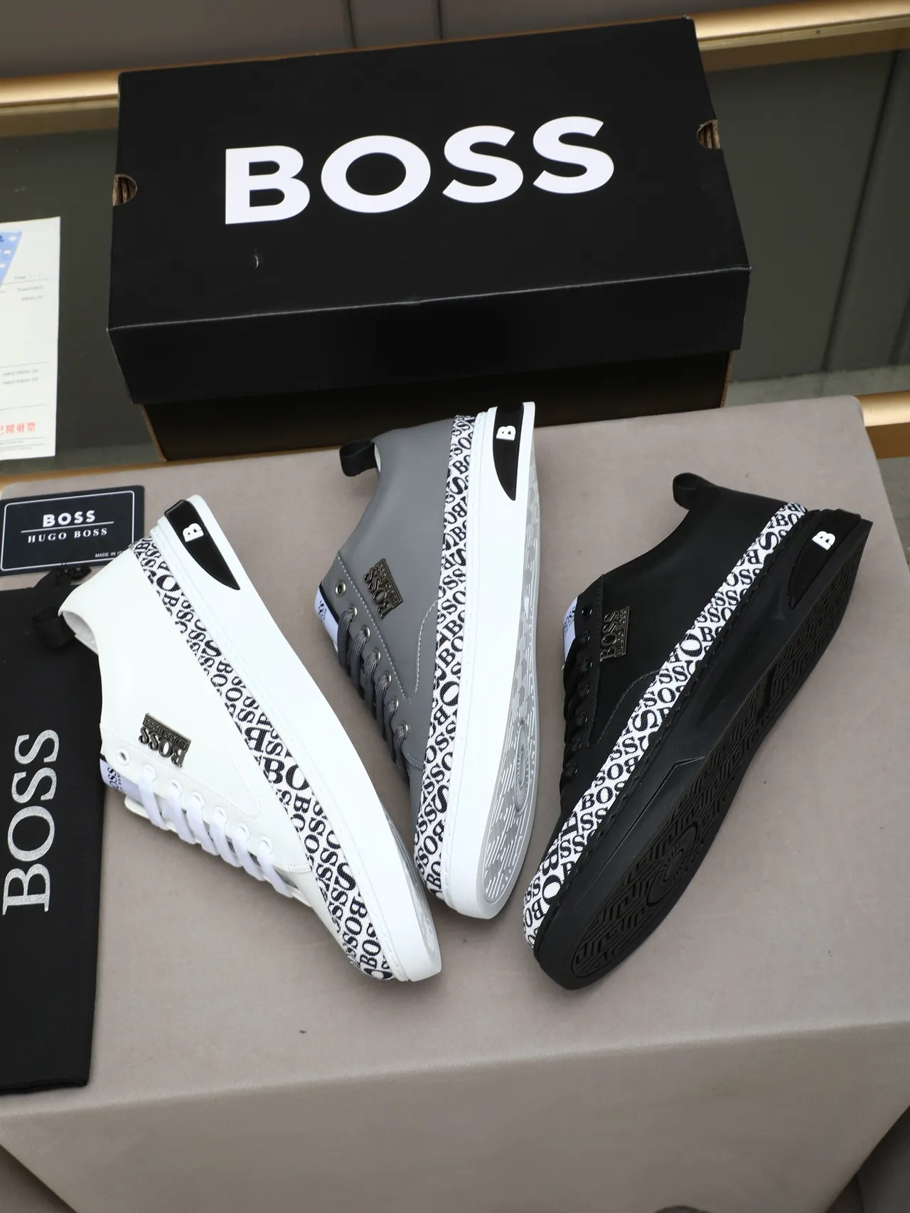 Hugo Boss Noir Blanc Cuir Supérieur Bande du Doigt Monogramme Lifestyle Sneakers 2