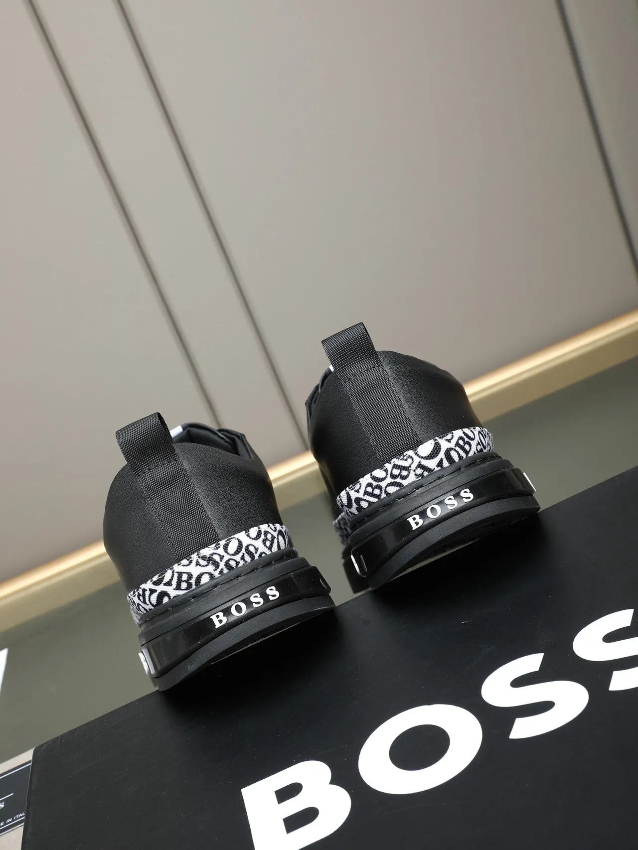Hugo Boss Noir Blanc Cuir Supérieur Bande du Doigt Monogramme Lifestyle Sneakers 3