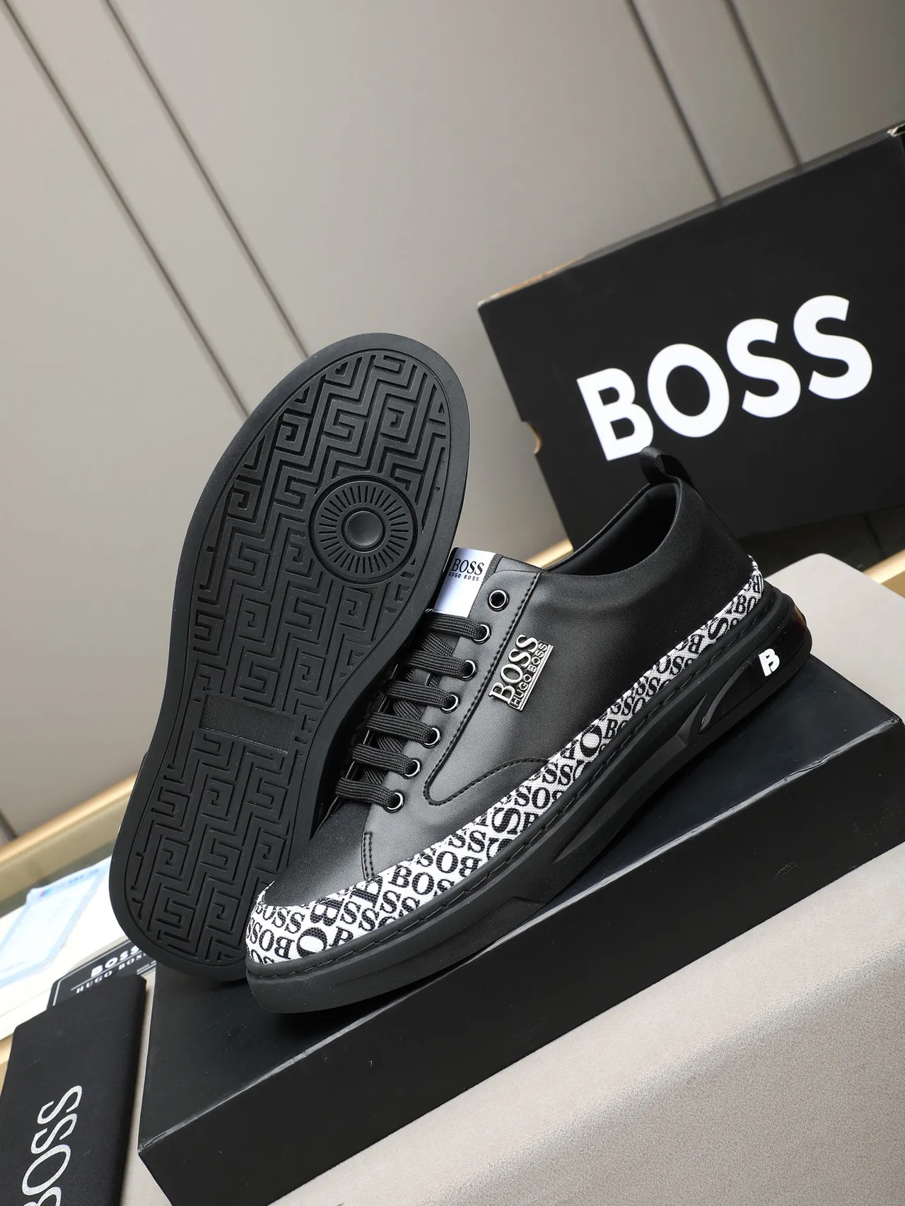 Hugo Boss Noir Blanc Cuir Supérieur Bande du Doigt Monogramme Lifestyle Sneakers 4