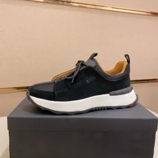 Hugo Boss Tênis pretos e brancos com upper de camurça sola oversized plataforma chunky sneakers