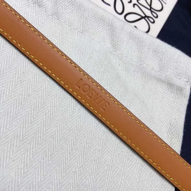 Ceinture Loewe Anagram Noir Doré Étroit Couture Blanche Contraste Cuir 4