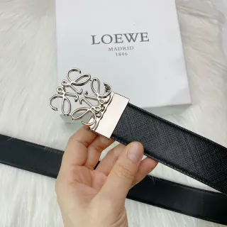 Loewe Anagram Cinturón de cuero texturizado negro con hebilla plateada