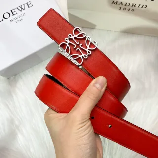 Loewe Anagram Correa de cuero liso con hebilla roja y plateada