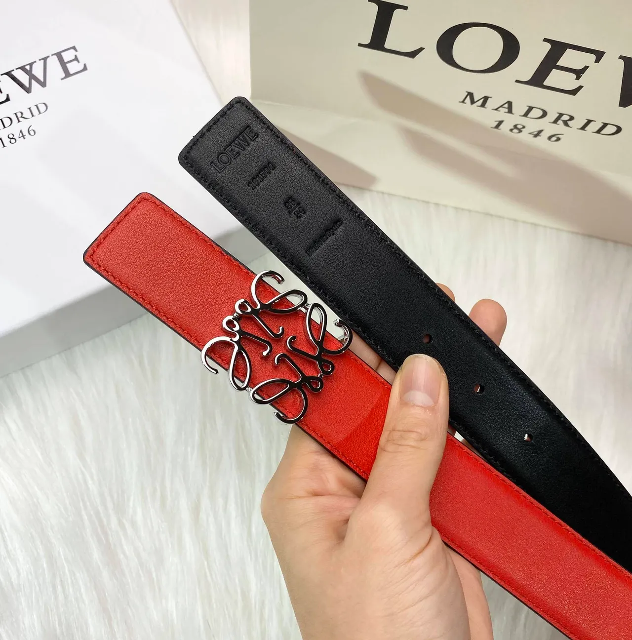 Loewe Anagram Cinto de couro liso com fivela vermelha e prateada 2