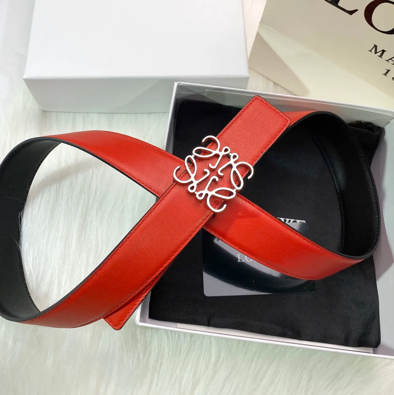 Loewe Anagram Cinto de couro liso com fivela vermelha e prateada 4