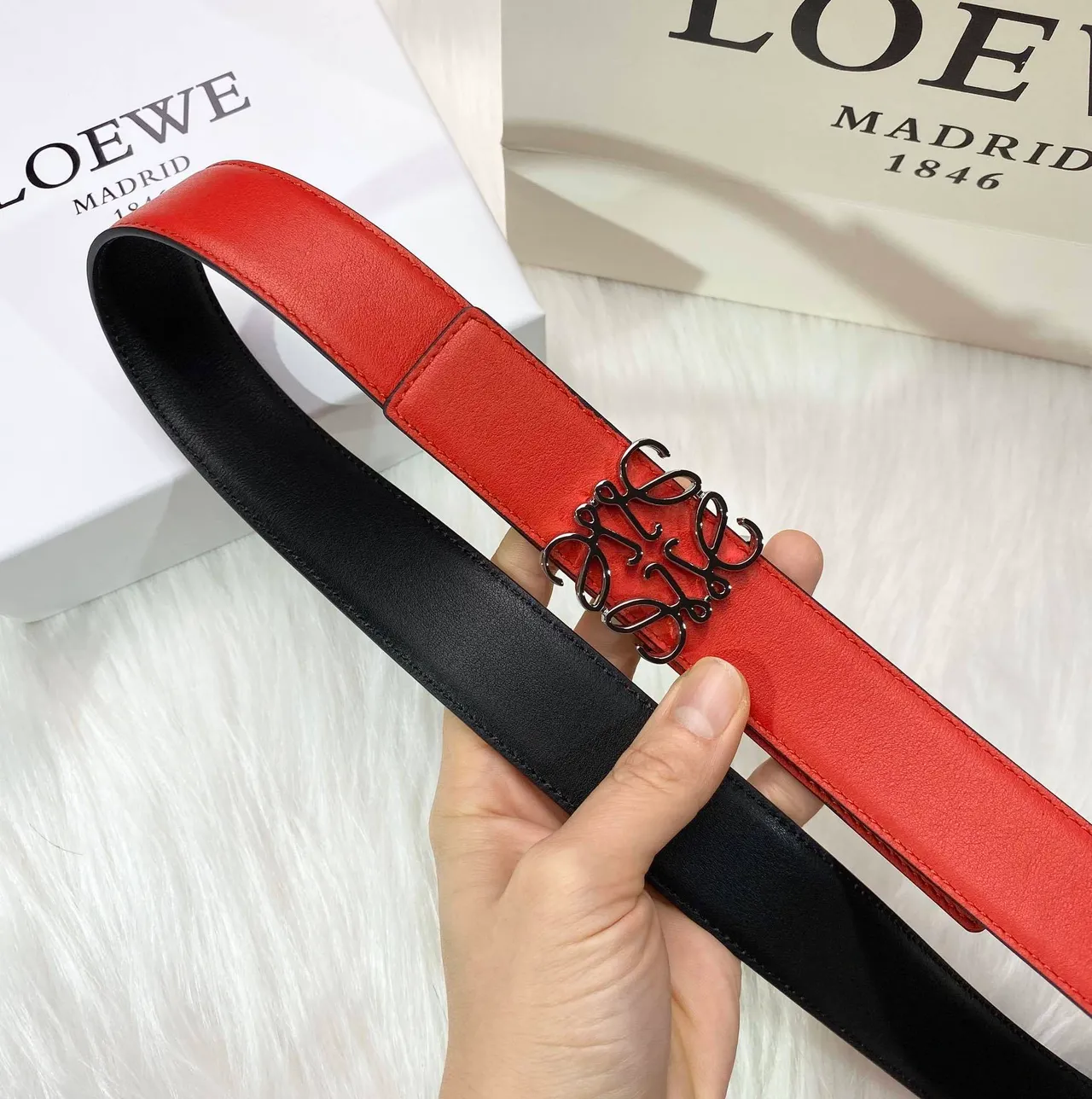 Loewe Anagram Cinto de couro liso com fivela vermelha e prateada 5