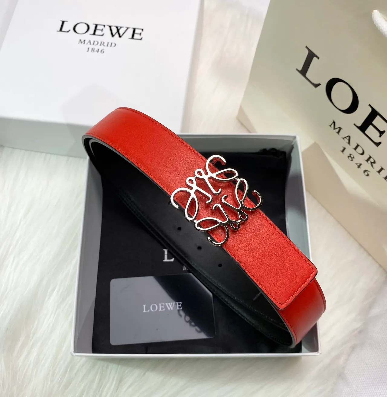 Loewe Anagram Cinto de couro liso com fivela vermelha e prateada 6