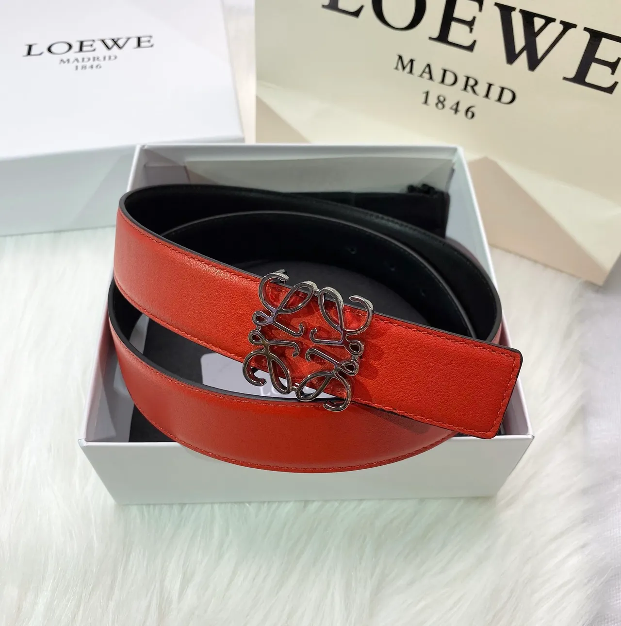 Loewe Anagram Cinto de couro liso com fivela vermelha e prateada 7