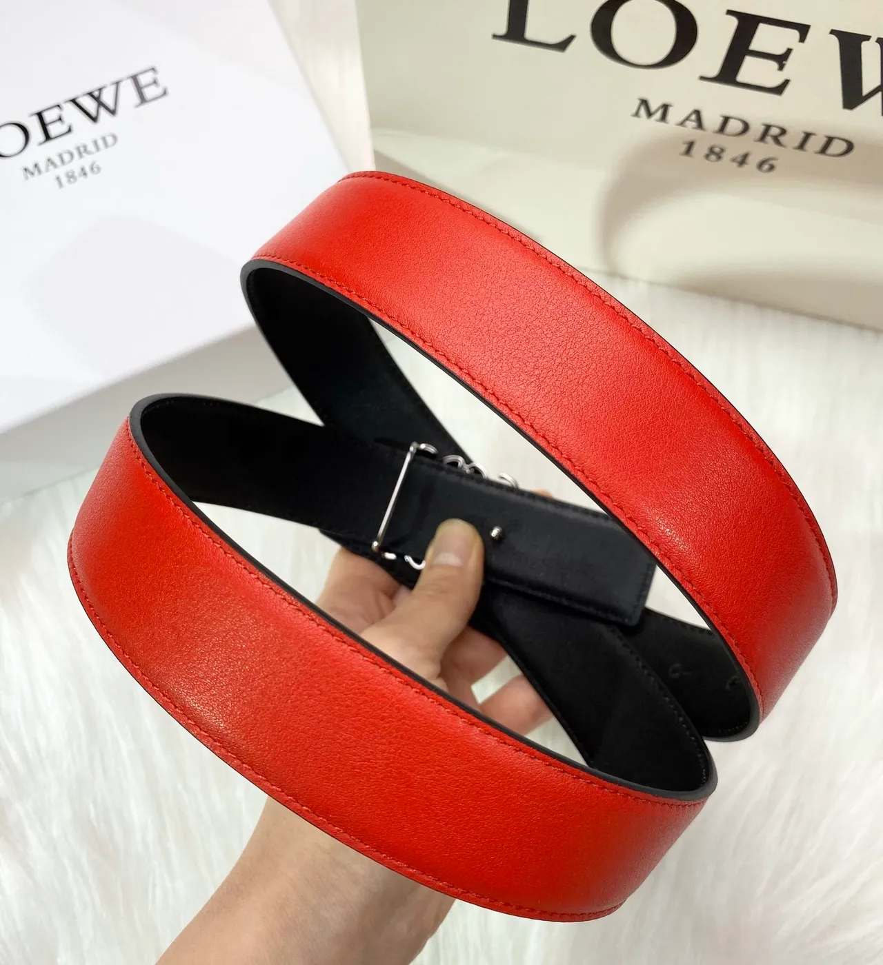 Loewe Anagram Cinto de couro liso com fivela vermelha e prateada 8