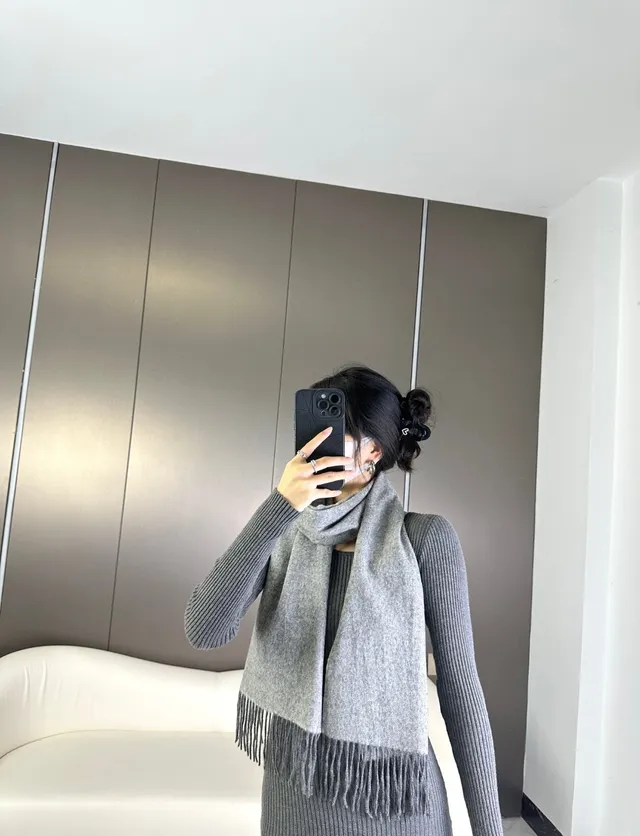 Loewe Ech Reykjavik Gris Tissage herringbone Brodé Motif anagrame Écharpe cachemire 5