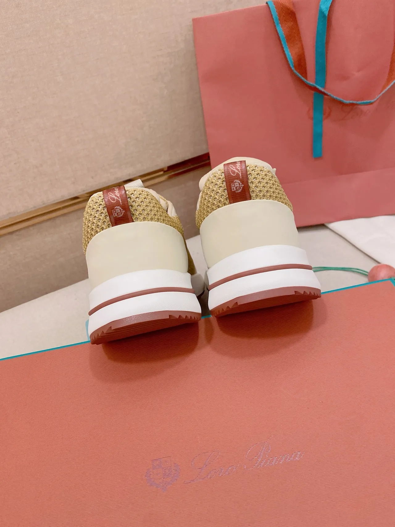 Loewe Flow Runner basket lifestyle beige et tan en maille 3