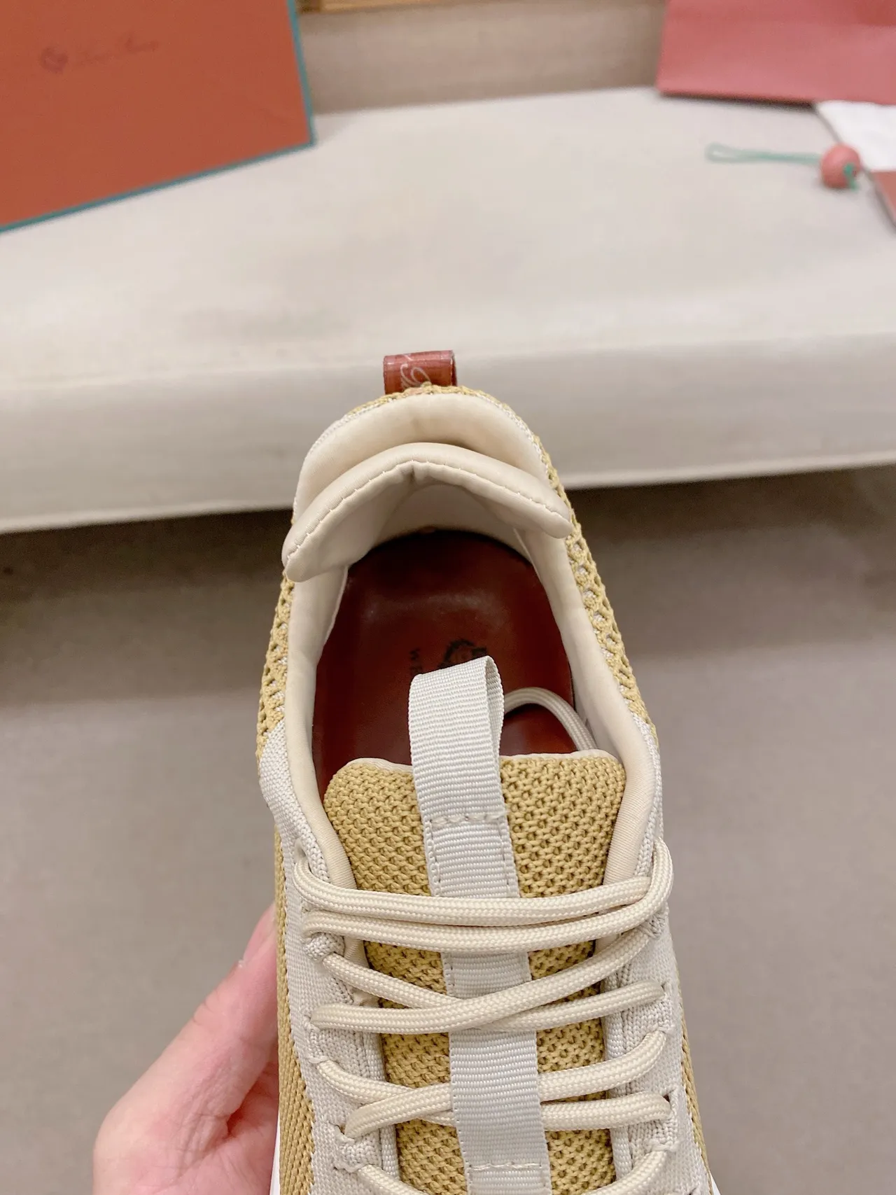 Loewe Flow Runner basket lifestyle beige et tan en maille 4
