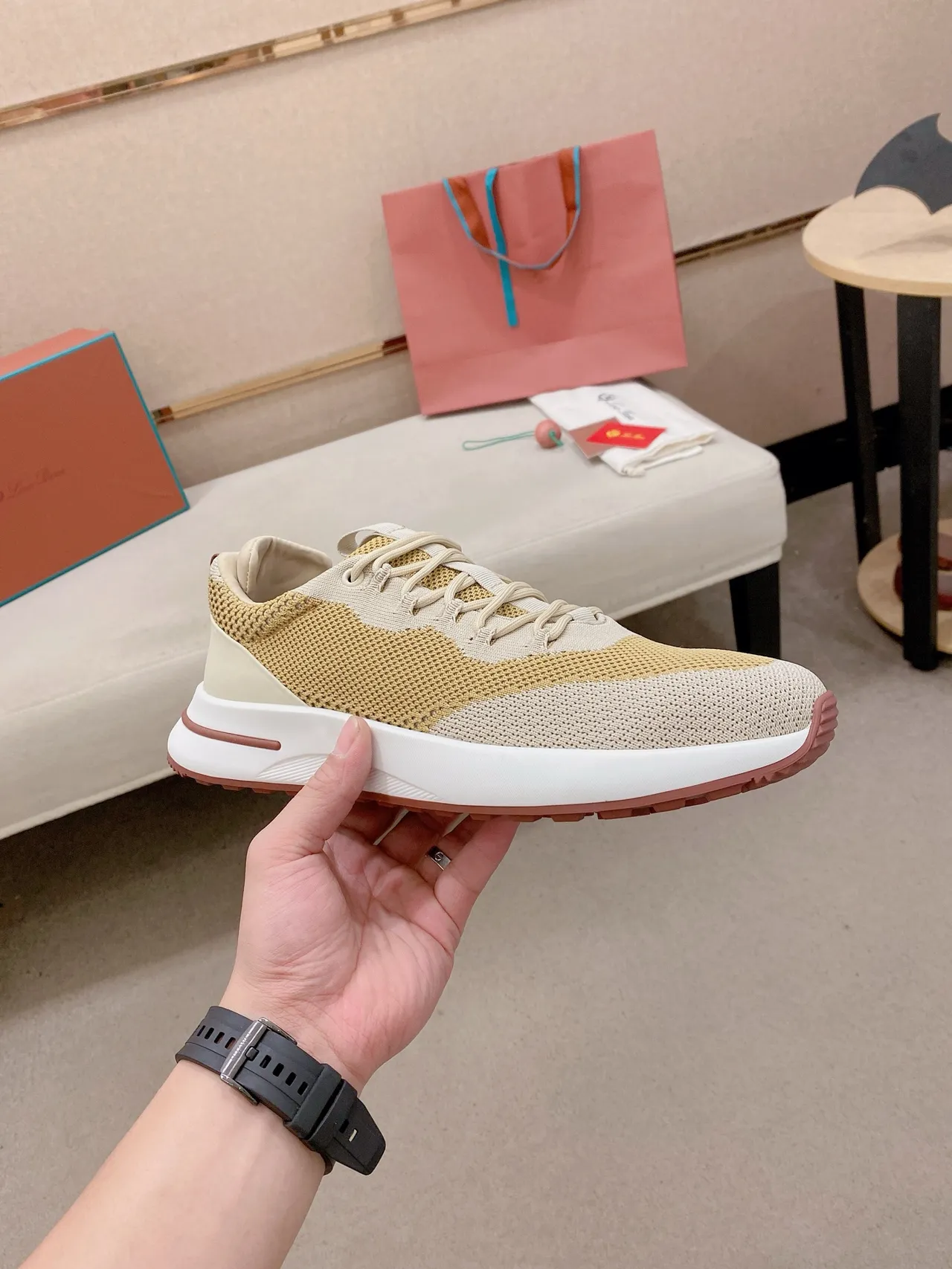 Loewe Flow Runner basket lifestyle beige et tan en maille 5