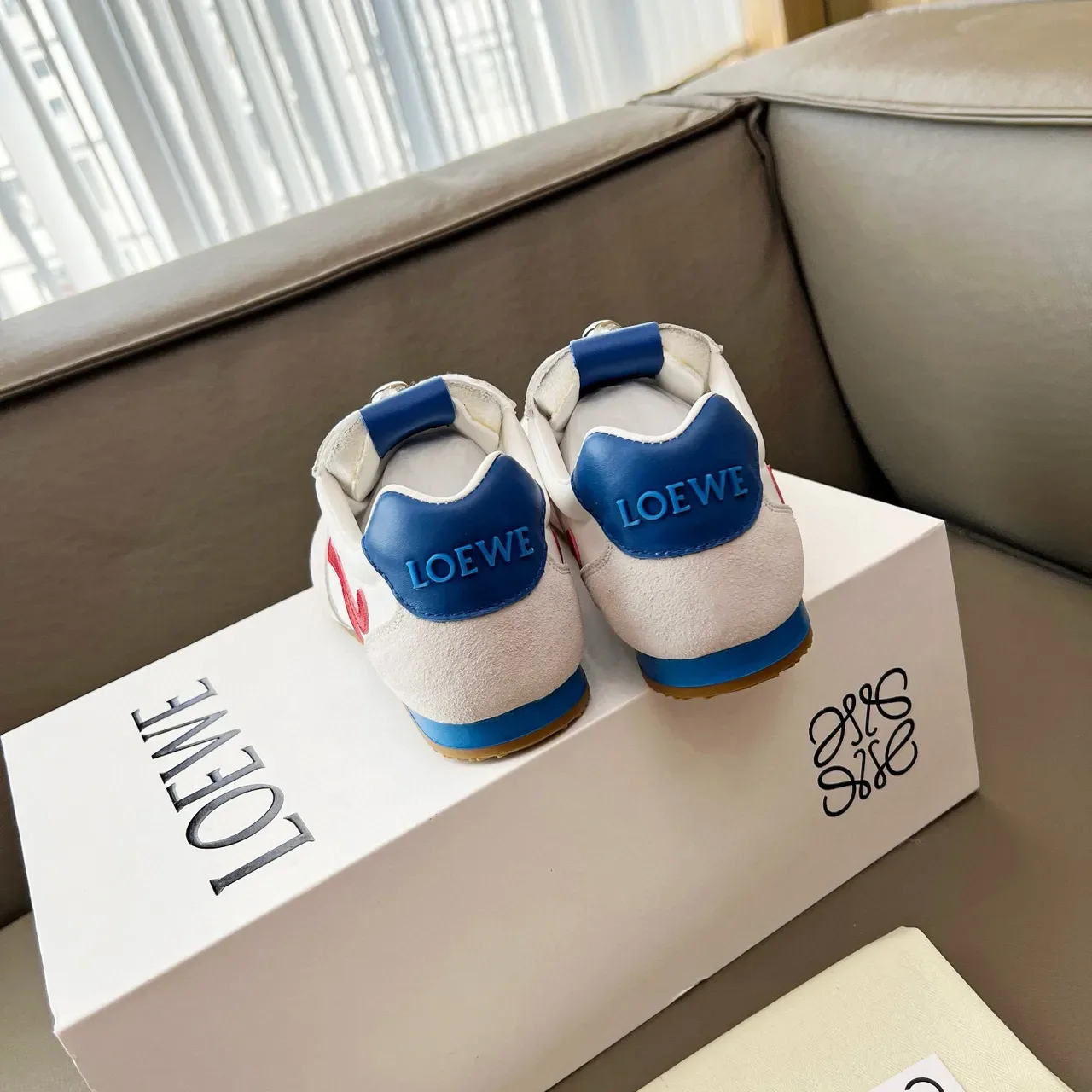 Loeve Flow Runner tênis brancos vermelhos azuis anagrama estilo de vida tênis 2