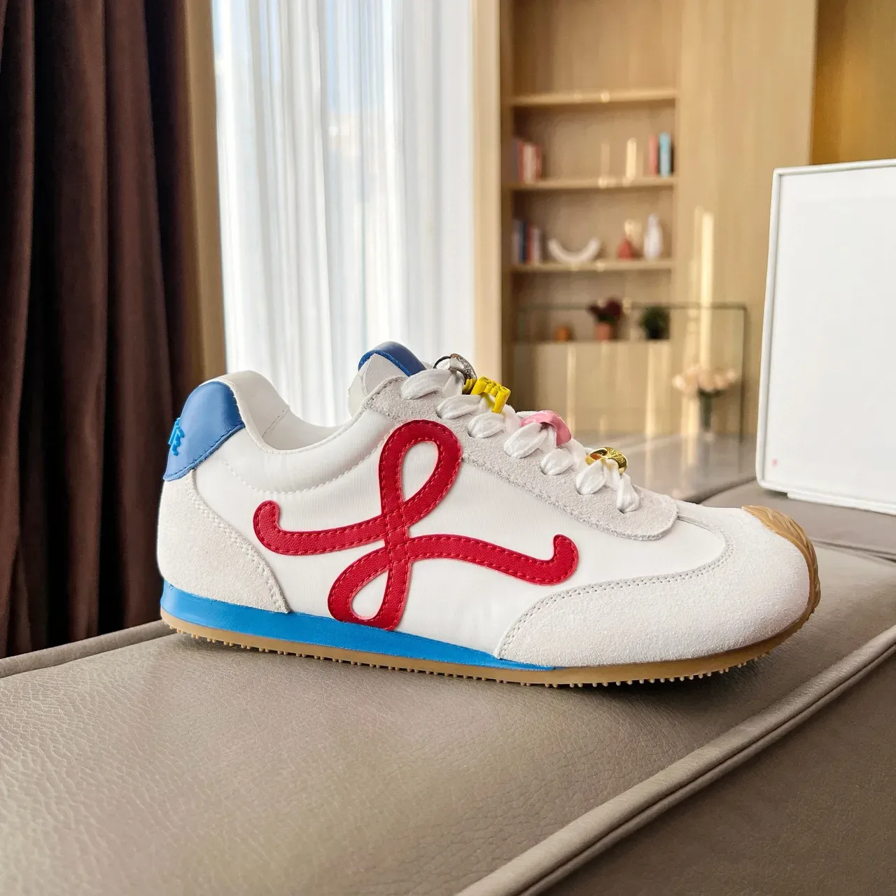 Loeve Flow Runner tênis brancos vermelhos azuis anagrama estilo de vida tênis 3
