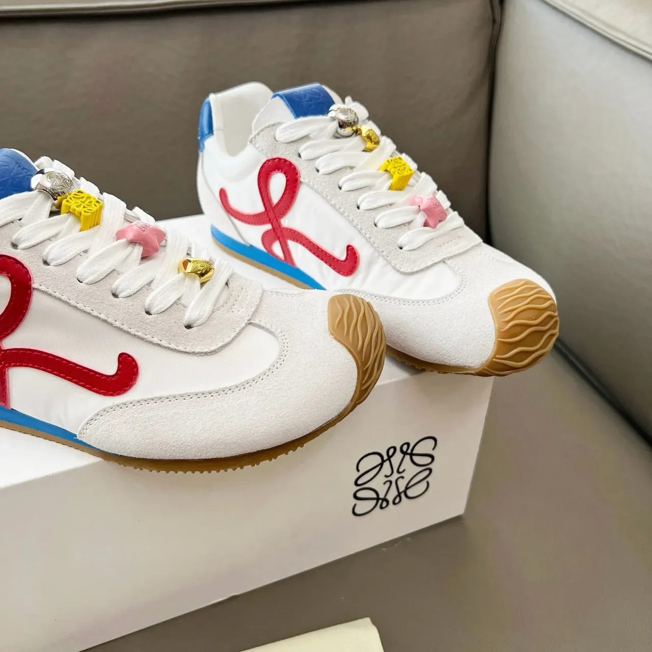 Loeve Flow Runner tênis brancos vermelhos azuis anagrama estilo de vida tênis 4