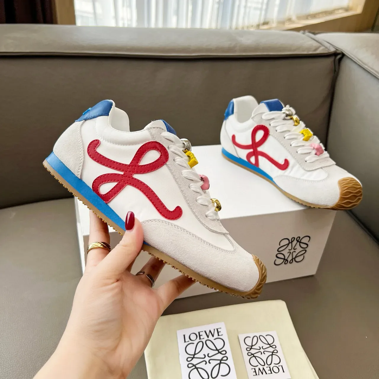 Loeve Flow Runner tênis brancos vermelhos azuis anagrama estilo de vida tênis 5