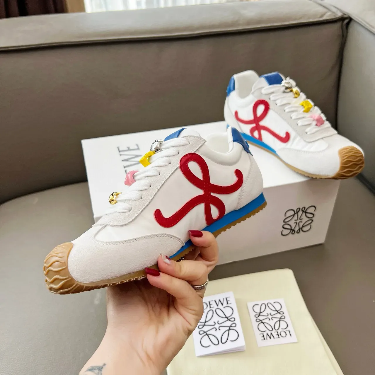 Loeve Flow Runner tênis brancos vermelhos azuis anagrama estilo de vida tênis 6