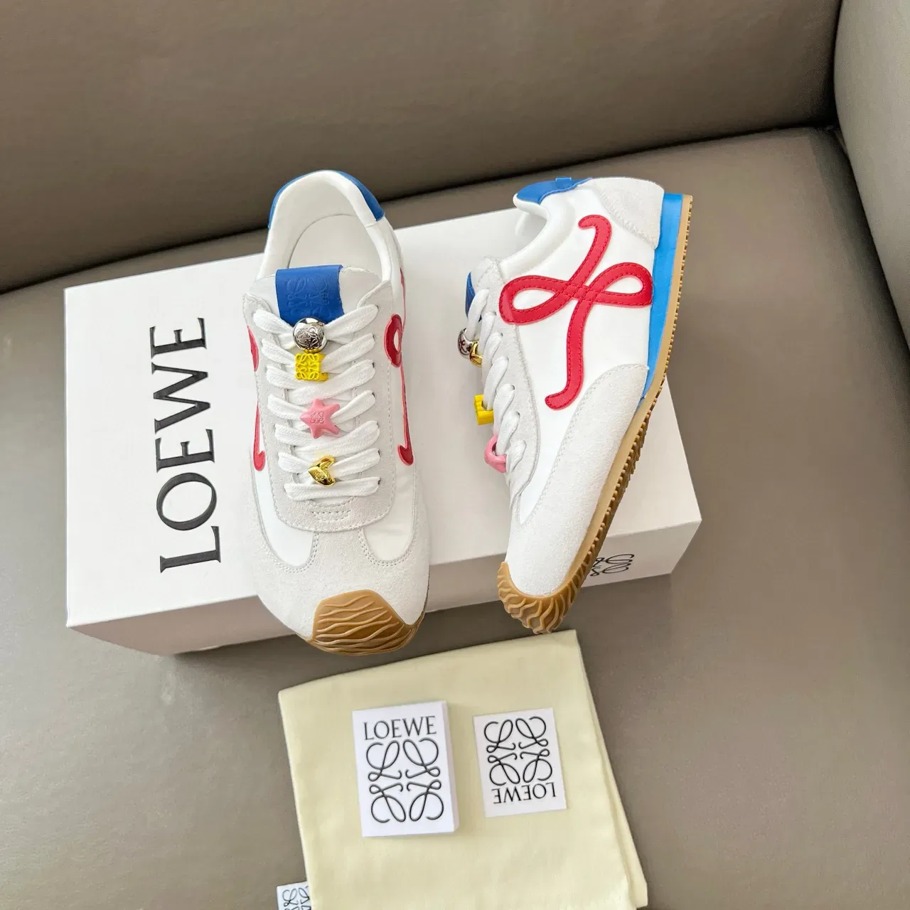 Loeve Flow Runner tênis brancos vermelhos azuis anagrama estilo de vida tênis 7