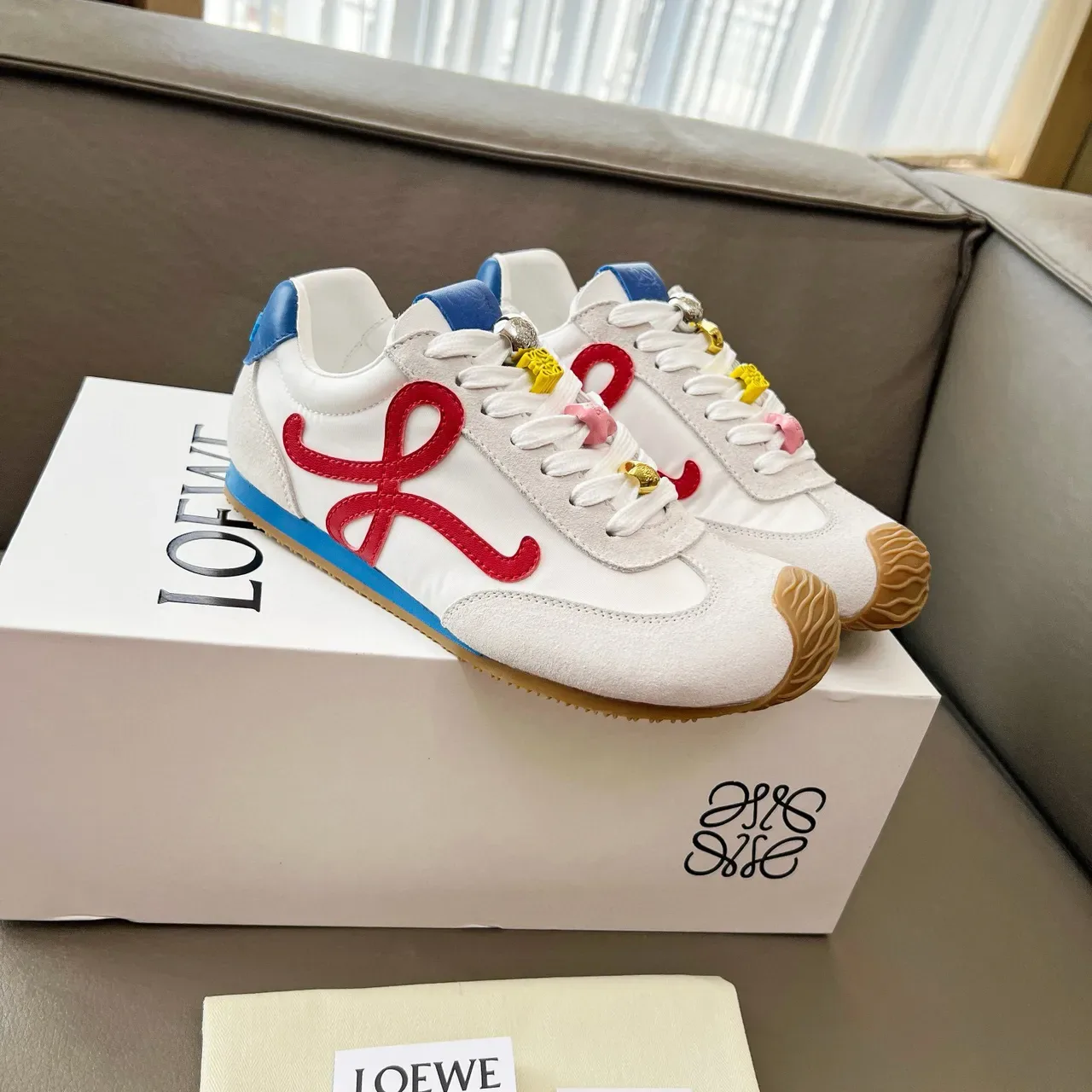 Loeve Flow Runner tênis brancos vermelhos azuis anagrama estilo de vida tênis 8