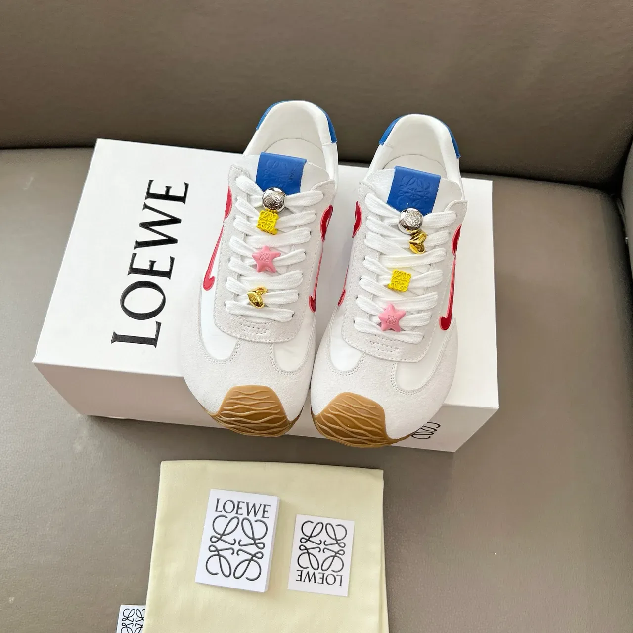Loeve Flow Runner tênis brancos vermelhos azuis anagrama estilo de vida tênis 9