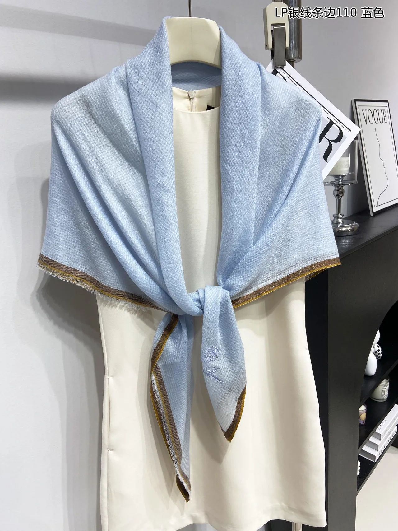 Loro Piana Blue Gold Tissage Léger Broderie Script de Marque Écharpe en Cachemire 5