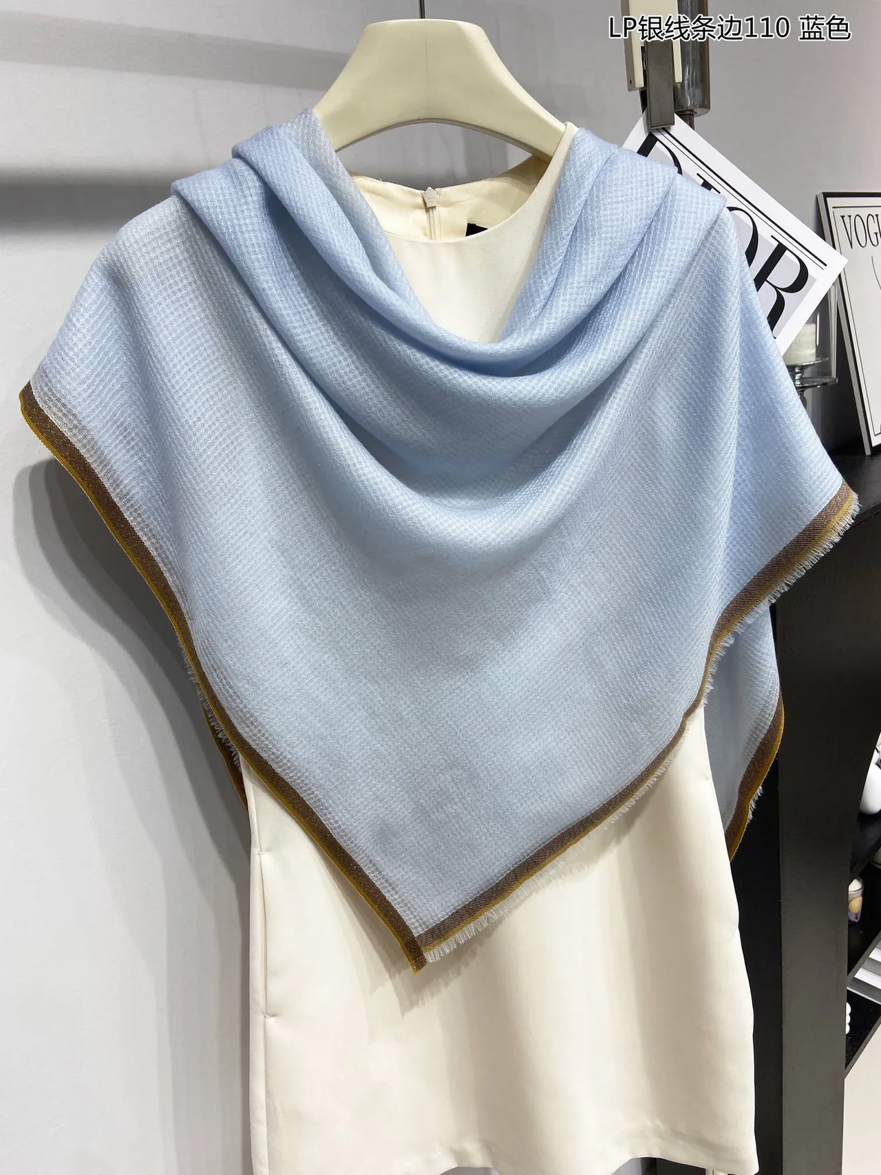 Loro Piana Blue Gold Tissage Léger Broderie Script de Marque Écharpe en Cachemire 6